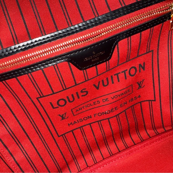 Louis Vuitton World Tour Purse With Wristlet - Picture 4 of 9